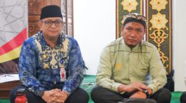 Pj Wali Kota Padang Andree Algamar bersama Ustad Salim A. Fillah saat tablig akbar di Masjid Nurul Iman Padang, Jumat (7/6/2024). (Foto: Prokopim Padang)
