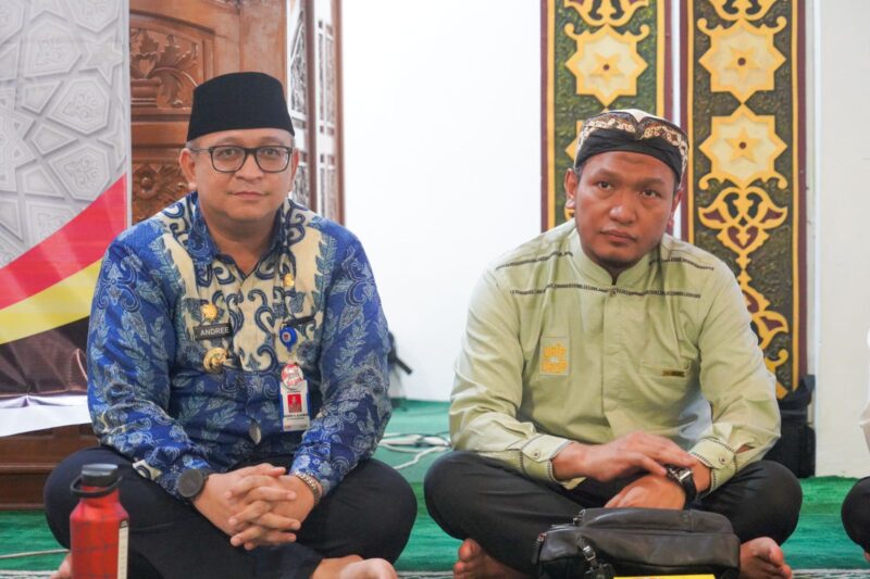 Pj Wali Kota Padang Andree Algamar bersama Ustad Salim A. Fillah saat tablig akbar di Masjid Nurul Iman Padang, Jumat (7/6/2024). (Foto: Prokopim Padang)