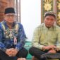 Pj Wali Kota Padang Andree Algamar bersama Ustad Salim A. Fillah saat tablig akbar di Masjid Nurul Iman Padang, Jumat (7/6/2024). (Foto: Prokopim Padang)