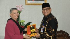 Pj Wako Padang Andree Algamar memberikan cenderamata kepada Duta Besar Australia untuk Indonesia. (Foto: Prokopim Padang)