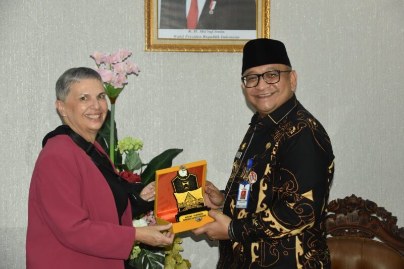 Pj Wako Padang Andree Algamar memberikan cenderamata kepada Duta Besar Australia untuk Indonesia. (Foto: Prokopim Padang)