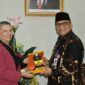 Pj Wako Padang Andree Algamar memberikan cenderamata kepada Duta Besar Australia untuk Indonesia. (Foto: Prokopim Padang)