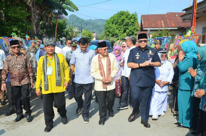 Pj Wali Kota Padang Andree Algamar menyambut kedatangan Tim Penilai Kelurahan Berprestasi Tingkat Sumbar, Sabtu (15/6/2024). (Foto: Prokopim Padang)