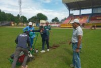 Proses perbaikan rumput stadion GHAS. (Foto: Semen Padang FC)