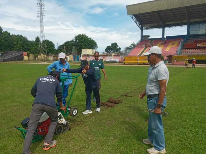 Proses perbaikan rumput stadion GHAS. (Foto: Semen Padang FC)