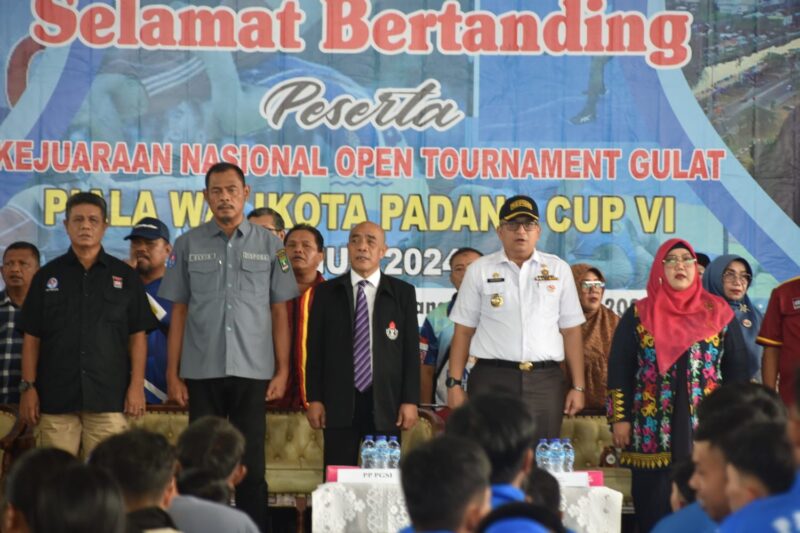 Pj Wali Kota Padang, Andree Algamar membuka Kejuaraan Nasional Open Tournament Gulat Piala Wali Kota Padang Cup VI 2024 di GOR FIK UNP, Sabtu (21/6/2024). (Foto: Prokopim Padang)