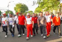 Pj Wali Kota Padang Andree Algamar mengikuti Bhayangkara Fun Walk bersama Kapolda, Minggu pagi (23/6/2024). (Foto: Prokopim Padang)