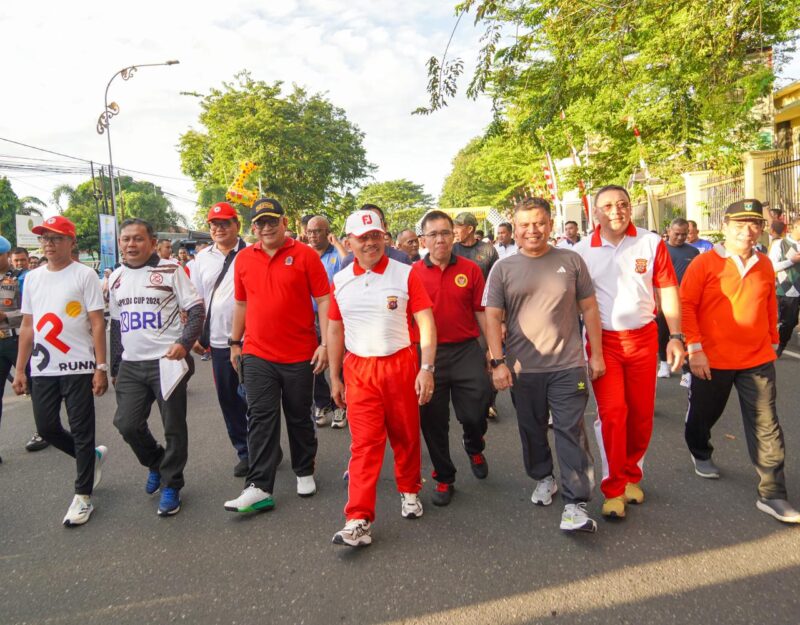 Pj Wali Kota Padang Andree Algamar mengikuti Bhayangkara Fun Walk bersama Kapolda, Minggu pagi (23/6/2024). (Foto: Prokopim Padang)