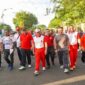 Pj Wali Kota Padang Andree Algamar mengikuti Bhayangkara Fun Walk bersama Kapolda, Minggu pagi (23/6/2024). (Foto: Prokopim Padang)