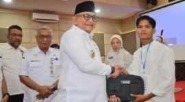 Pj Wako Padang Andree Algamar secara simbolis memberikan paket pelatihan kepada peserta pelatihan. (Foto: Prokopim Padang)