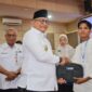 Pj Wako Padang Andree Algamar secara simbolis memberikan paket pelatihan kepada peserta pelatihan. (Foto: Prokopim Padang)