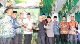 Kepala BKPSDM Padang Mairizon menyerahkan trophy juara umum kepada Lurah Pampangan Nan XX Afrizal Erman. Disaksikan Camat Lubeg Andi Amir dan tokoh masyarakat.
