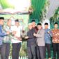 Kepala BKPSDM Padang Mairizon menyerahkan trophy juara umum kepada Lurah Pampangan Nan XX Afrizal Erman. Disaksikan Camat Lubeg Andi Amir dan tokoh masyarakat.