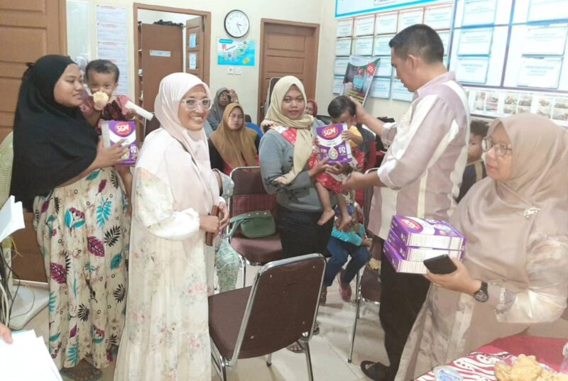 Camat Lubuk Begalung Andi Amir menyerahkan paket susu untuk bayi dan balita rawan stunting di Kecamatan Lubuk Begalung, Jumat (21/6/2024).