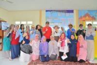 Pj Wali Kota Padang Andree Algamar bersama Pj Ketua TP PKK Padang Ny. Vanny Andree Algamar saat meninjau SBB Palimo, Minggu (30/6/2024). (Foto: Prokopim Padang)