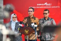 Kepala Sekretariat Presiden Heru Budi Hartono menyampaikan keterangan pers kepada para awak media di Kompleks Istana Kepresidenan, Jakarta, Jumat (14/6/2024). (Foto: BPMI Setpers/Vico)