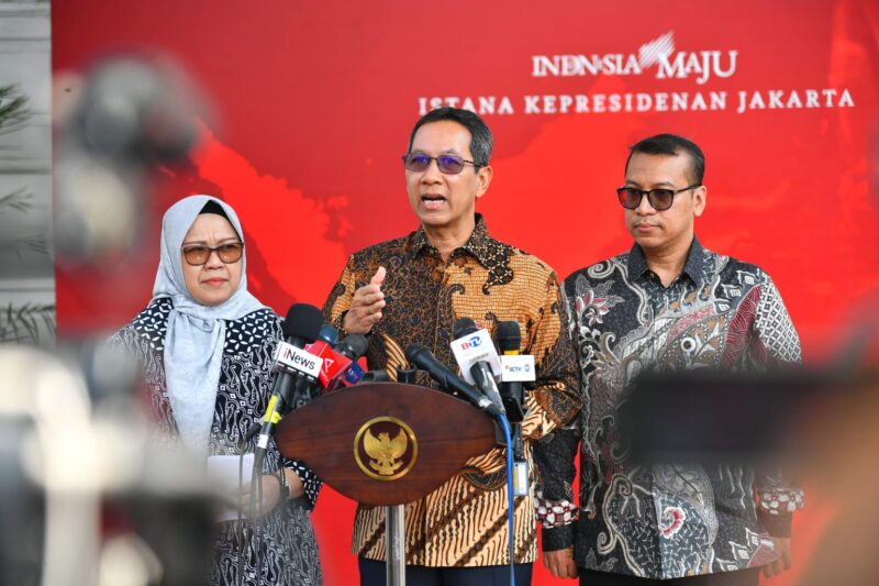 Kepala Sekretariat Presiden Heru Budi Hartono menyampaikan keterangan pers kepada para awak media di Kompleks Istana Kepresidenan, Jakarta, Jumat (14/6/2024). (Foto: BPMI Setpers/Vico)