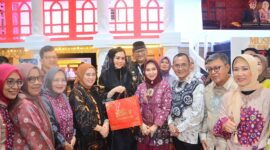 Pj Wako Andree Algamar didampingi Pj Ketua Dekranasda Ny. Vanny Andree Algamar saat meninjau stand pameran ICE di Area BSCC Dome Balikpapan. (Foto: Prokopim Padang)