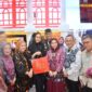 Pj Wako Andree Algamar didampingi Pj Ketua Dekranasda Ny. Vanny Andree Algamar saat meninjau stand pameran ICE di Area BSCC Dome Balikpapan. (Foto: Prokopim Padang)