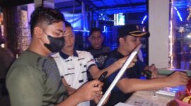 Petugas Satpol PP Padang merazia sebuah kafe di Kota Padang, Jumat (28/6/2024) dini hari. (Foto: Humas Satpol PP Padang)