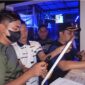 Petugas Satpol PP Padang merazia sebuah kafe di Kota Padang, Jumat (28/6/2024) dini hari. (Foto: Humas Satpol PP Padang)