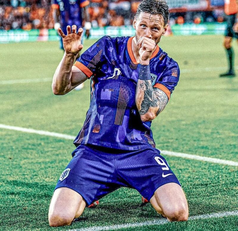 Selebrasi Wout Weghorst usai mencetak gol kemenangan Belanda atas Polandia. (Foto: onsoranje)