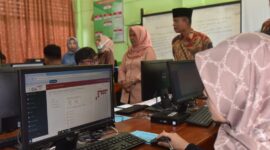 Peserta mengikuti ujian masuk Telkom University (Tel U) Bandung Tahun 2024. (Foto: Diskominfo Kota Pariaman)