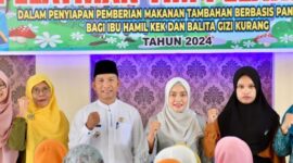  Ketua TP PKK Kabupaten Agam, Ny. Yenni Andri Warman menghadiri pelatihan bagi tim pelaksana dalam penyiapan PMT Berbasis Pangan Lokal di Aula Kantor Camat Palupuh, Jumat (28/6/2024). (Foto: AMC)