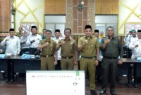 Kepala Badan Kesbangpol Padang Tarmizi Ismail bersama narasumber dan peserta sosialisasi FKDM 2024 usai pembukaan, Senin (10/6/2024).