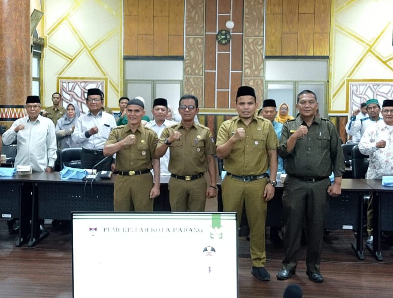 Kepala Badan Kesbangpol Padang Tarmizi Ismail bersama narasumber dan peserta sosialisasi FKDM 2024 usai pembukaan, Senin (10/6/2024).