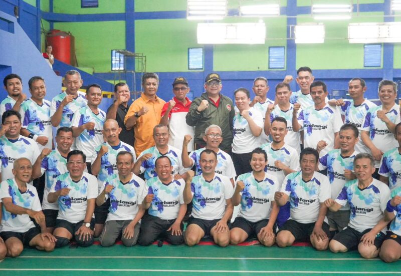 Penjabat (Pj) Wali Kota Padang Andree Harmadi Algamar membuka Kejuaraan Bulutangkis Sumatera Jaya Intern ke-6 di Hall Atlanta, Minggu (23/6/2024). (Foto: Prokopim Padang)