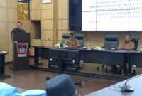 Kasat Intelkam Polresta Padang AKP Asrol Hendra memaparkan materi dalam kegiatan Sosialisasi FKDM 2024 di Ruang Abu Bakar Ja'ar Balaikota Padang, Selasa (11/6/2024).