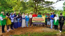 Pj Wali Kota Padang  Andree Algamar bersama Pj. Ketua TP PKK Kota Padang Ny. Vanni Andree Algamar monitoring Padang Bergoro di Kelurahan Koto Lua, Kecamatan Pauh, Minggu (30/6/2024). (Foto: Prokopim Padang)