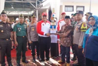 Pj Wali Kota Padang Andree Algamar didampingi Forkopimda menyerahkan tropi kepada pemenang lomba Satkamling. (Foto: Prokopim Padang)
