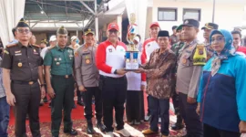 Pj Wali Kota Padang Andree Algamar didampingi Forkopimda menyerahkan tropi kepada pemenang lomba Satkamling. (Foto: Prokopim Padang)