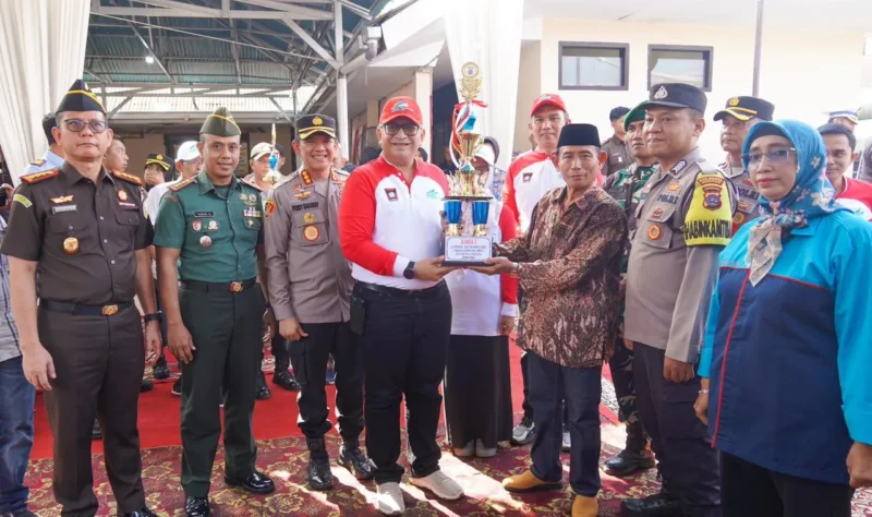 Pj Wali Kota Padang Andree Algamar didampingi Forkopimda menyerahkan tropi kepada pemenang lomba Satkamling. (Foto: Prokopim Padang)