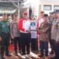 Pj Wali Kota Padang Andree Algamar didampingi Forkopimda menyerahkan tropi kepada pemenang lomba Satkamling. (Foto: Prokopim Padang)
