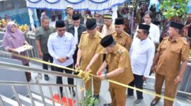 Bupati Agam Andri Warman bersama Gubernur Sumbar Mahyeldi Ansharullah meresmikan Masjid Ar Rahiim. (Foto: AMC)