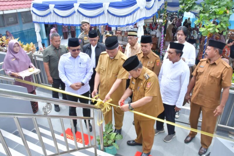 Bupati Agam Andri Warman bersama Gubernur Sumbar Mahyeldi Ansharullah meresmikan Masjid Ar Rahiim. (Foto: AMC)