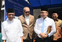 Pj Wali Kota Padang Andree Algamar mendampingi Mendag Zulkifli Hasan saat kunjungan ke pusat produksi dan penjualan Rendang Asese, Minggu (7/7/2024).