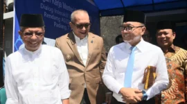 Pj Wali Kota Padang Andree Algamar mendampingi Mendag Zulkifli Hasan saat kunjungan ke pusat produksi dan penjualan Rendang Asese, Minggu (7/7/2024).