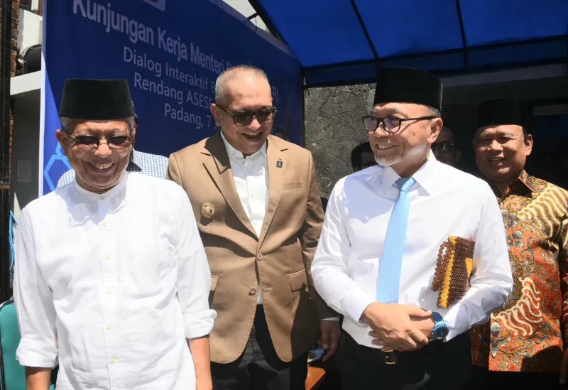 Pj Wali Kota Padang Andree Algamar mendampingi Mendag Zulkifli Hasan saat kunjungan ke pusat produksi dan penjualan Rendang Asese, Minggu (7/7/2024).