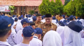 Pj Wali Kota Padang Andree Algamar menyalami para siswa usai membuka MPLS di SMPN 1 Padang, Senin (15/7/2024).