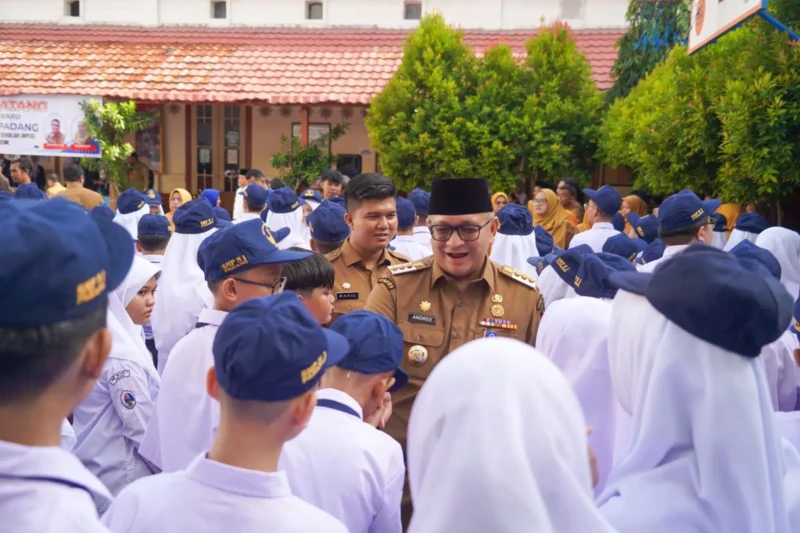 Pj Wali Kota Padang Andree Algamar menyalami para siswa usai membuka MPLS di SMPN 1 Padang, Senin (15/7/2024).