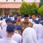 Pj Wali Kota Padang Andree Algamar menyalami para siswa usai membuka MPLS di SMPN 1 Padang, Senin (15/7/2024).