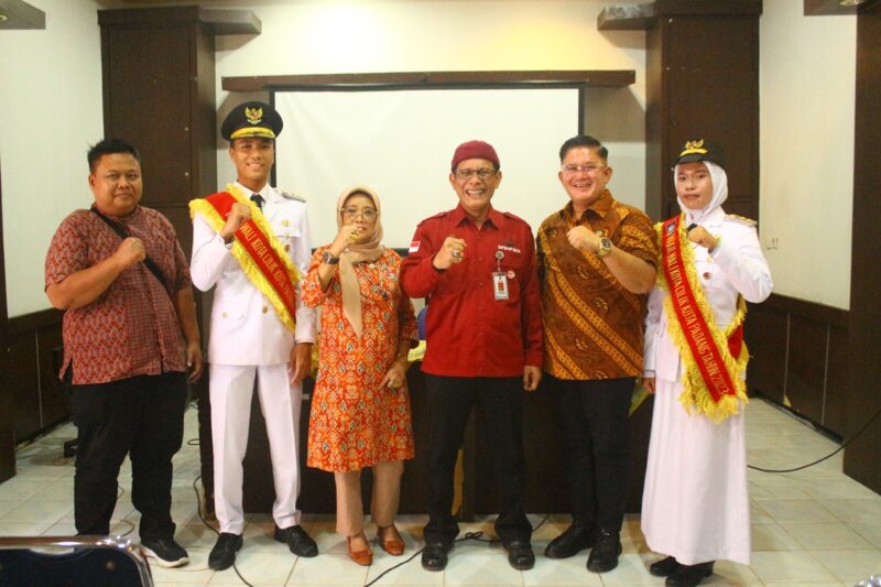 Kepala DP3AP2KB Kota Padang Eri Sendjaya, Kabid Pemenuhan Hak Anak, Ade Yonanda Irza dan Wali Kota Cilik dan Wakil Wali Kota Cilik 2023.