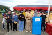 Pj Wako Padang Andree Algamar dan jajaran foto bersama usai penyerahan hadiah doorprize kepada peserta yang beruntung. 