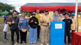Pj Wako Padang Andree Algamar dan jajaran foto bersama usai penyerahan hadiah doorprize kepada peserta yang beruntung. 