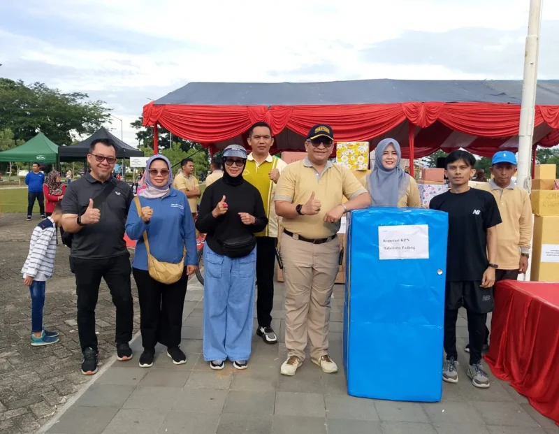 Pj Wako Padang Andree Algamar dan jajaran foto bersama usai penyerahan hadiah doorprize kepada peserta yang beruntung. 