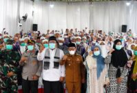 Bupati Tanah Datar Eka Putra beserta jajaran Forkopimda dan pejabat daerah menyambut kepulangan Jemaah haji Tanah Datar. (Foto: Prokopim Tanah Datar)